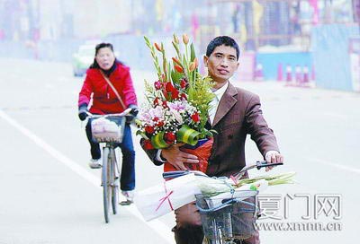 部分市民利用春节假期提前过情人节(图)