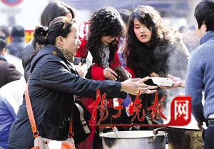 上班族租女友回家过年弄假成真