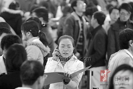 昆明开春招聘会火爆登场 两道门槛冷却求职者