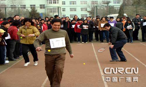 北京农民举办趣味运动会 全民健身迎奥运[图]