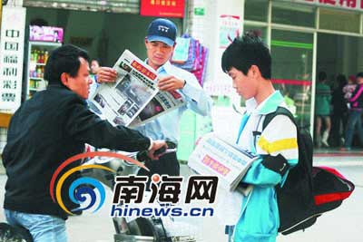 母亲遇车祸身亡13岁小男孩卖报葬母(图)
