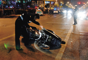 人民路深夜车祸百人围观 摩托车司机当场死亡