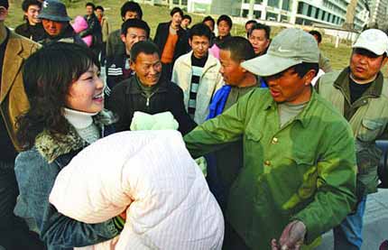 贫困女大学生打工买棉被送农民工(图)