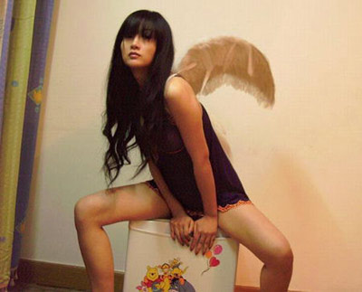 女白领在博客中公布自己多组裸照引发争议(图)