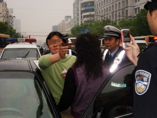 男子开车撞交警后逃离现场(图)