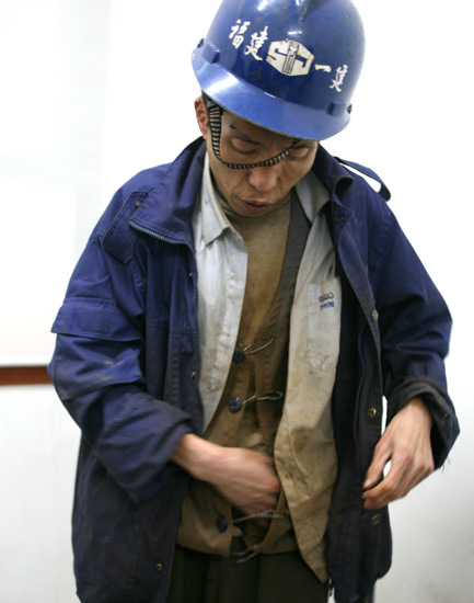 男子身穿特制衣服偷盗工地铁件(图)