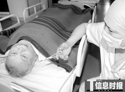 98岁老红军接受手术76年前所中弹片被取出