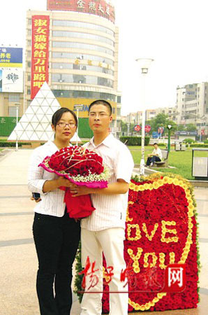 男子闹市挂巨幅求婚宣言女友感动落泪当场接受