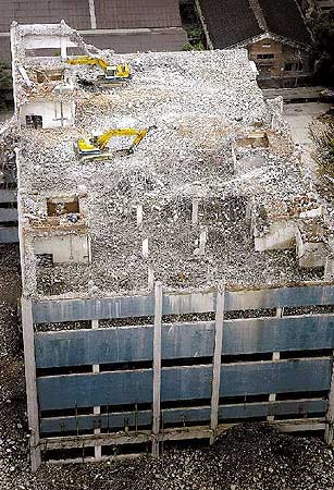 两台大型挖掘机登上楼顶拆迁(图)