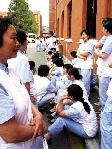 北京安贞医院百余名护工认为工资过低讨说法