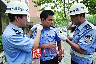 郑州警方突查保安乱着装 5分钟揪出4个假警察