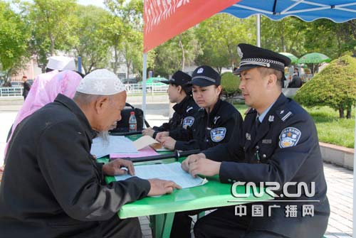 新疆伊宁市公安局流动警务室贴心服务百姓
