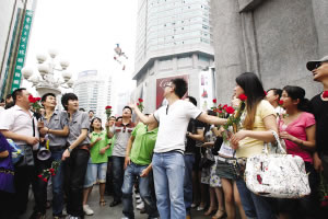 男子当街用遥控飞机送钻戒向女友求婚(组图)