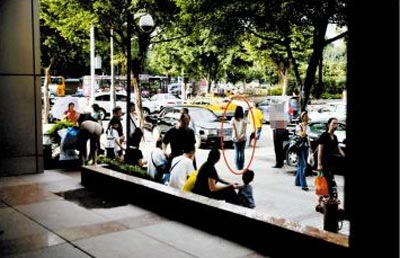 暗访闹市中代孕中心：找本科生同居代孕需20万