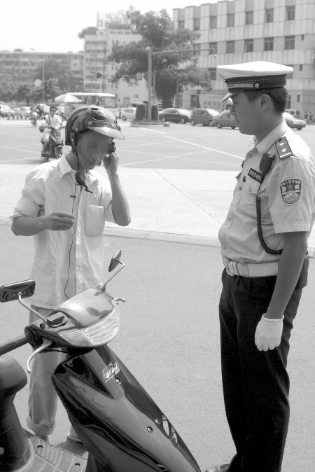 骑车戴耳机 交警洗耳纠违