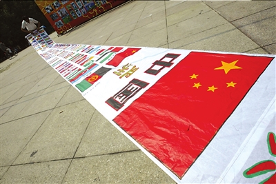7旬老人制20米长奥运风筝(图)