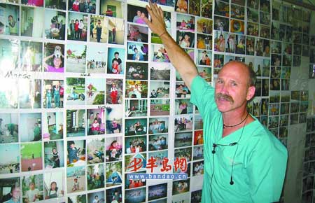 美国外教用三千元工资资助13名中国女孩(图)