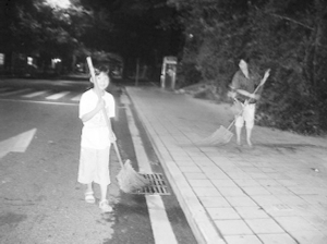 9岁女孩凌晨帮妈妈扫马路(图)
