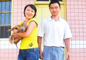 年轻夫妇放弃当白领圈地养野猪(图)