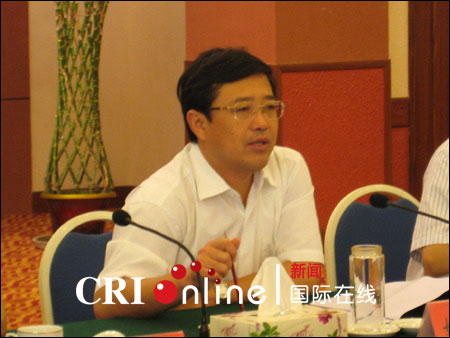 邹城市委常委,宣传部长姚振西对记者做市情发布