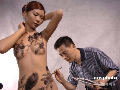 大一女生展示彩绘人体引来逾60人摄影(图)