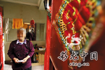 七旬老太怀疑老伴有外遇将其赶出家门(图)