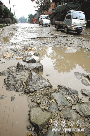 破烂公路泥坑遍地每月仍收费百万(图)