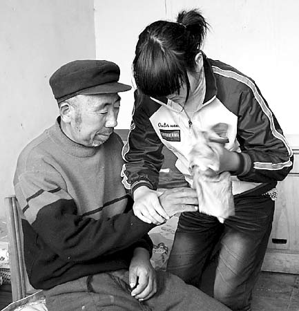 少女辍学照顾患病养父获大学生救助(组图)