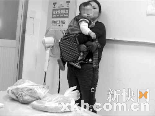 女子以幼童为掩护在超市偷肉被捉