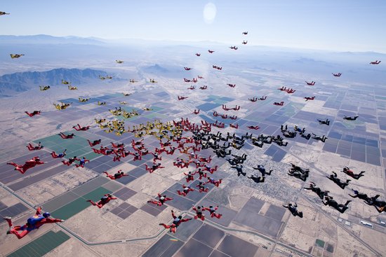 200名跳伞者空中摆高难度造型创下记录(组图)