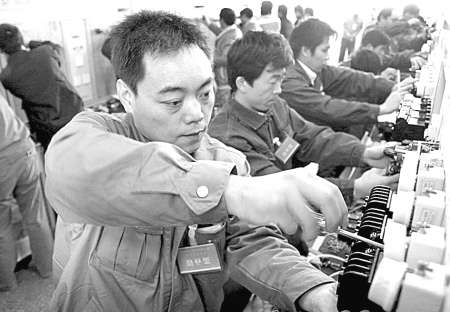 图为选手们正在参加维修电工中级操作技能的考核.(胡建华 摄)