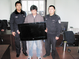 盗贼逃跑被擒用赃物贿赂民警(图)