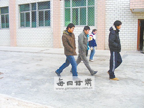 高三男生求爱遭拒追砍女同学致4人受伤(图)