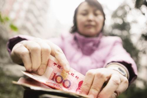 女员工数完26万现金后手指抽筋无法弯曲(图)