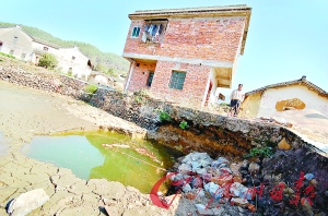 村庄地陷致13口水井干枯百余间房屋现裂痕(图)