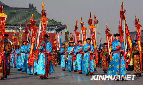1月27日,身着清朝宫廷服饰的仪仗队员在天坛祈年殿前列队表演.