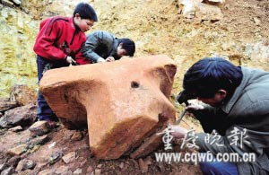 工人挖出重近4吨金属墩村民认为内藏黄金