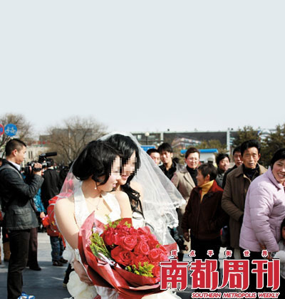 同性恋在北京街头举行婚礼摄影秀(组图)