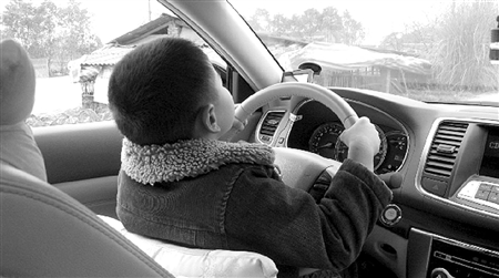 6岁男童能开车上路 驾龄已达半年