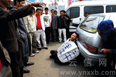 车主不满被处罚自挂“我是黑车”招牌示众(图)