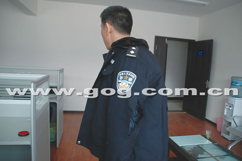 警察出警遭追砍连开4枪自卫(图)