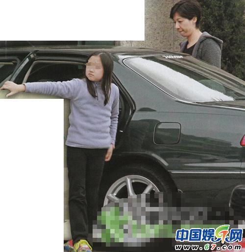吴绮莉带小龙女返港寻父 秘密狂看豪宅(图)