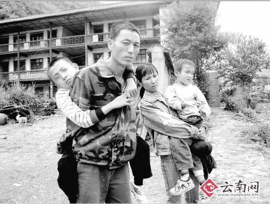 父母身背2名全身萎缩幼儿上学6年(图)