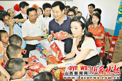 临汾红丝带小学昨天来了“濮校长”（图）