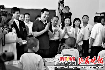 临汾红丝带小学昨天来了“濮校长”（图）