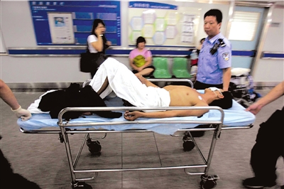 盗窃男子与民警对峙4小时后从三楼跳下摔伤