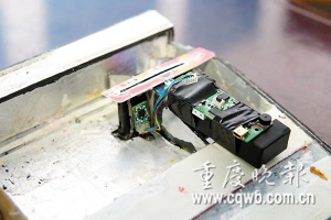 ATM机被安装假面板盗取储户卡号密码(组图)