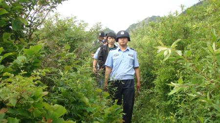 逃犯藏身密林3年与世隔绝没出过远门不敢跑远