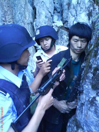 逃犯藏身密林3年与世隔绝没出过远门不敢跑远