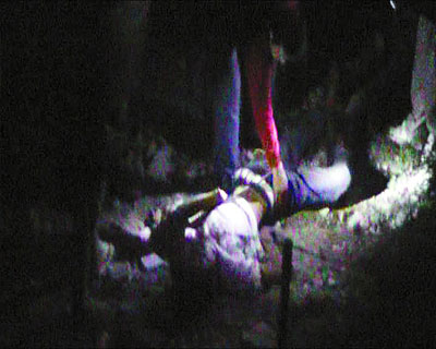 40余居民拎砖头打手电抓捕劫匪被拍下(组图)